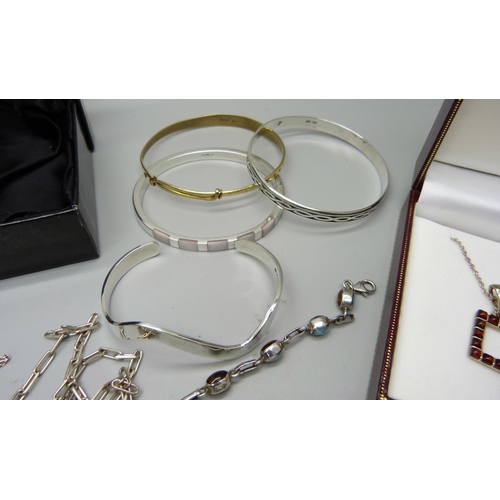 857 - Assorted silver jewellery