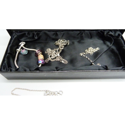 857 - Assorted silver jewellery