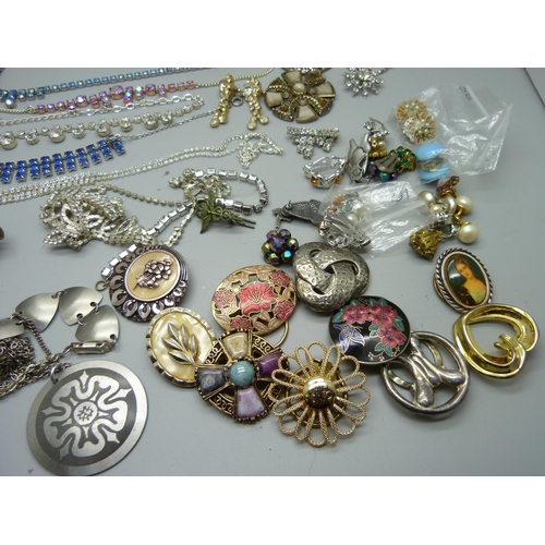 858 - Assorted jewellery including paste, 1970's stainless steel, military badges, etc.