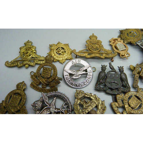 865 - A collection of British military cap badges