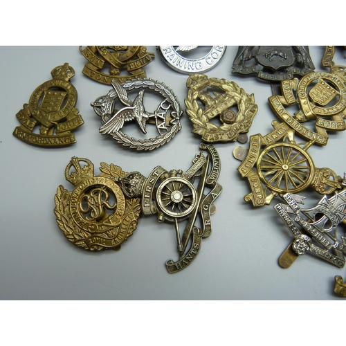 865 - A collection of British military cap badges