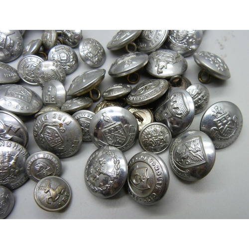 867 - A collection of 20th Century uniform buttons