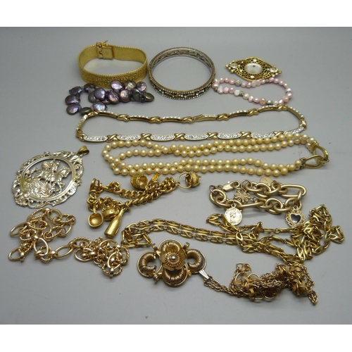 868 - Costume jewellery