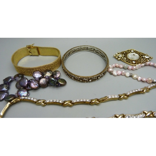 868 - Costume jewellery