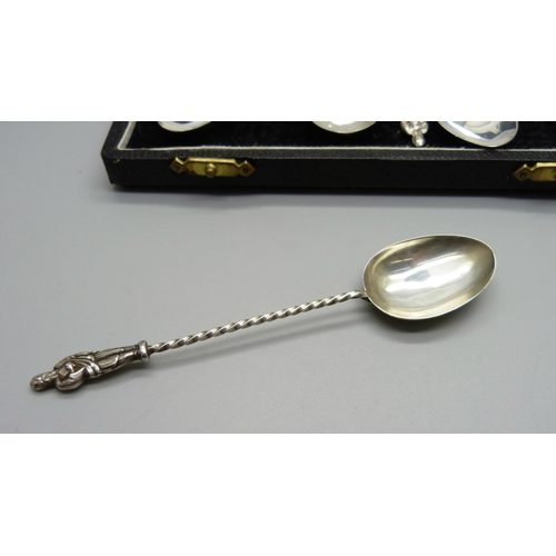 875 - Six apostle spoons, boxed, Chester 1902, 61g, (5+1)