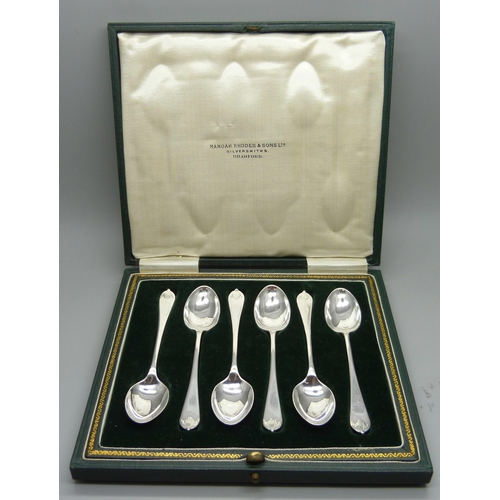 876 - A set of six silver spoons, Queen Anne detail, boxed, Sheffield 1926, 72g