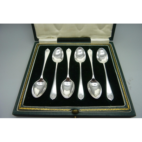 876 - A set of six silver spoons, Queen Anne detail, boxed, Sheffield 1926, 72g