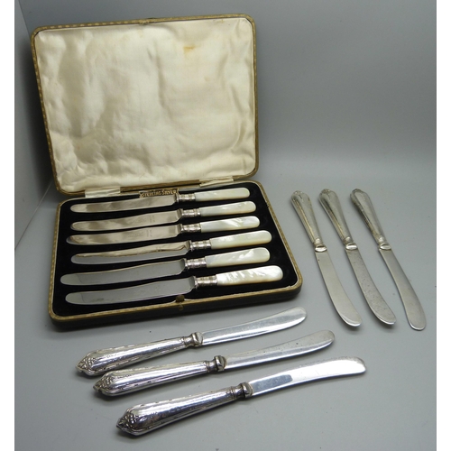 877 - A set of six silver handled knives and six mother of pearl