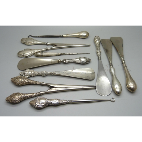 884 - Ten silver handled shoe horns and button hooks