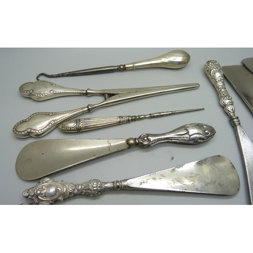 884 - Ten silver handled shoe horns and button hooks