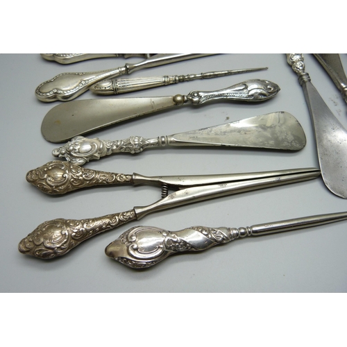 884 - Ten silver handled shoe horns and button hooks