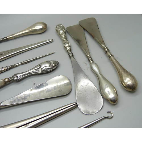 884 - Ten silver handled shoe horns and button hooks