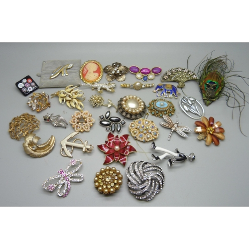 886 - Thirty brooches