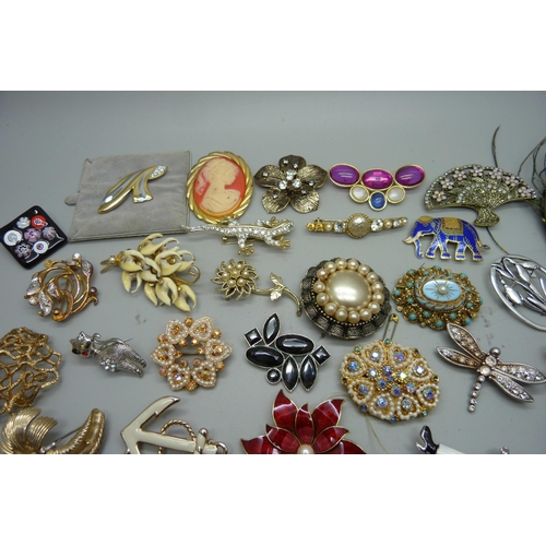 886 - Thirty brooches