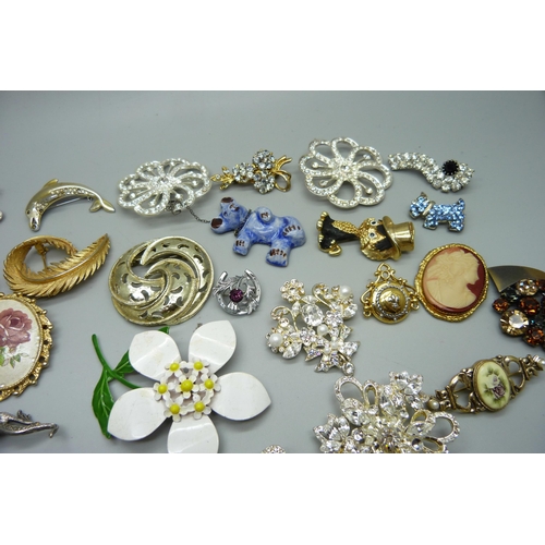 887 - Forty brooches