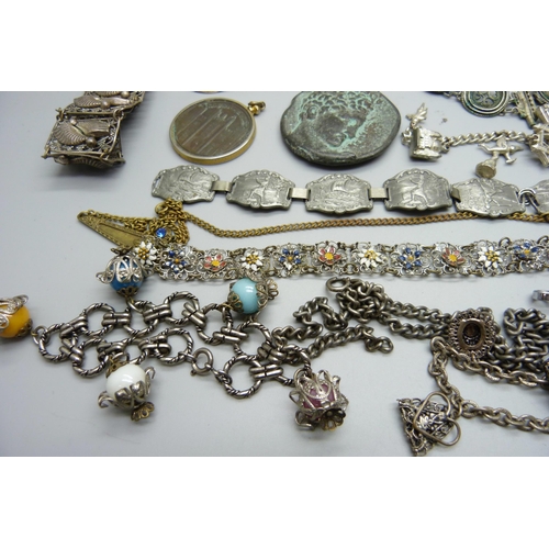 888 - Vintage jewellery