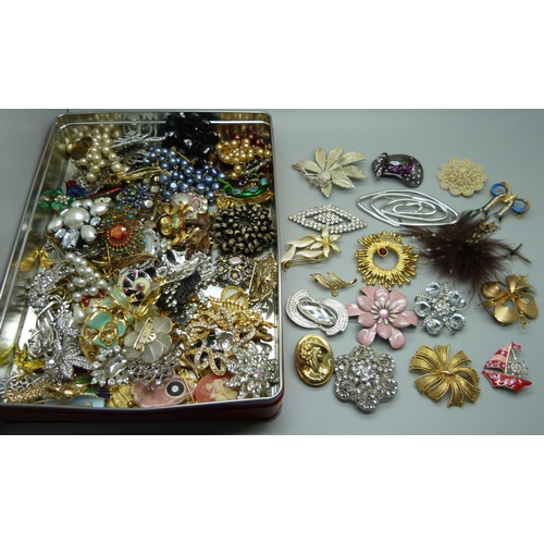 893 - 100 Costume brooches