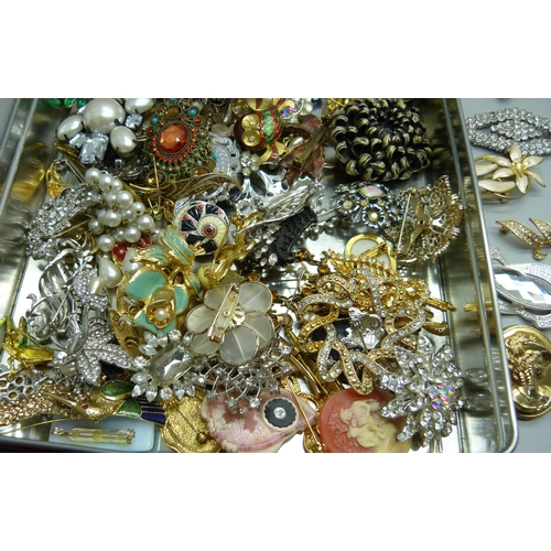 893 - 100 Costume brooches