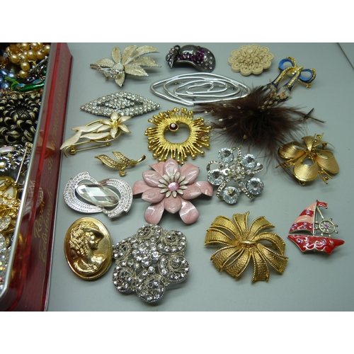 893 - 100 Costume brooches