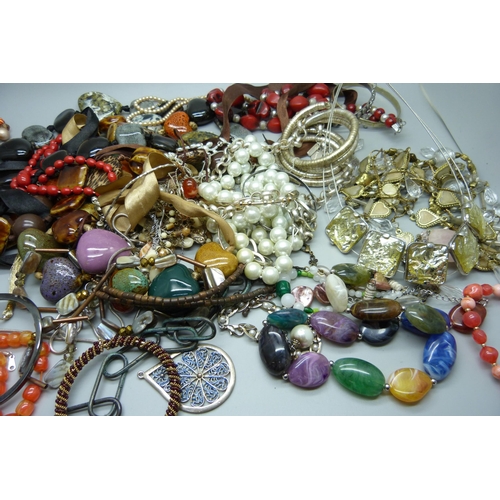 895 - Costume jewellery, etc.