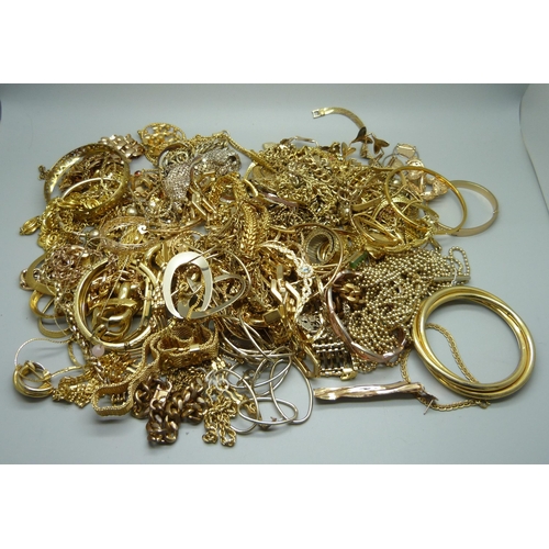 897 - Gold-tone jewellery