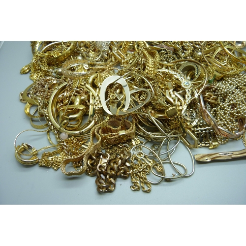 897 - Gold-tone jewellery