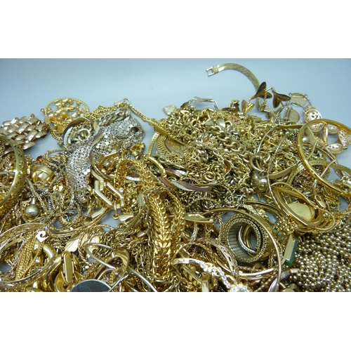 897 - Gold-tone jewellery