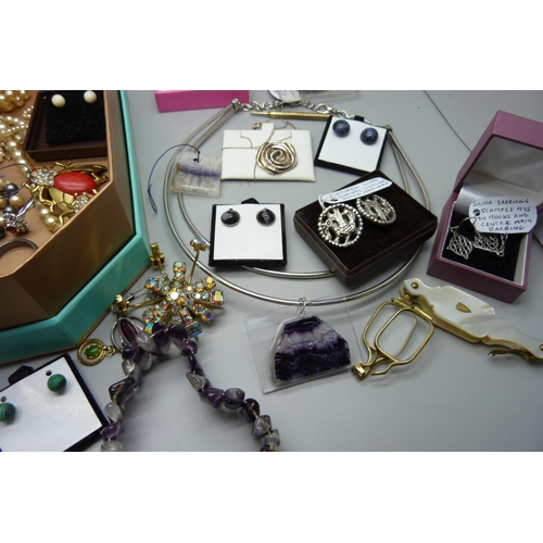 901 - Costume jewellery including an amethyst bracelet, Blue John set in resin, etc., (mother of pearl lor... 