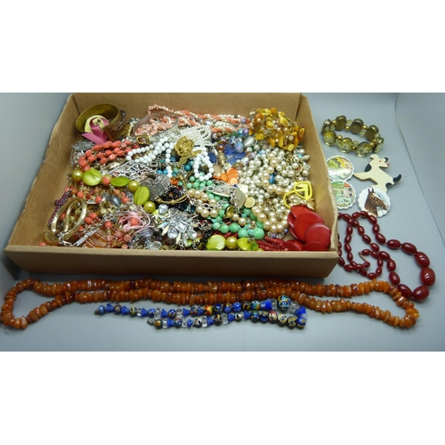 905 - Assorted vintage and other jewellery, necklaces, etc.