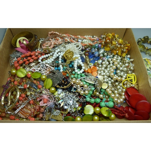 905 - Assorted vintage and other jewellery, necklaces, etc.