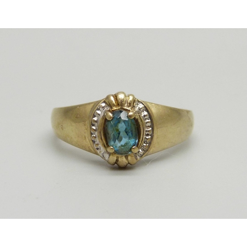 909 - A 9ct gold, light blue stone ring, 2.8g