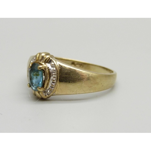 909 - A 9ct gold, light blue stone ring, 2.8g