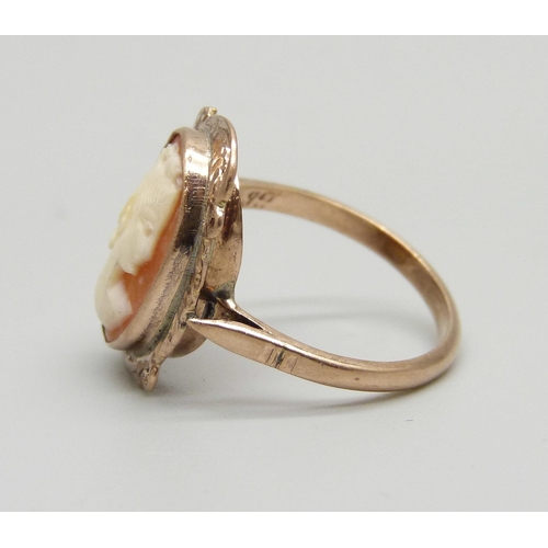 911 - A 9ct gold cameo ring, 2.9g