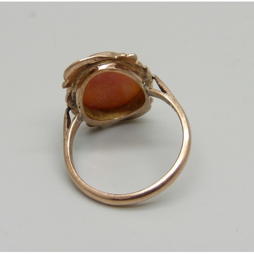 911 - A 9ct gold cameo ring, 2.9g