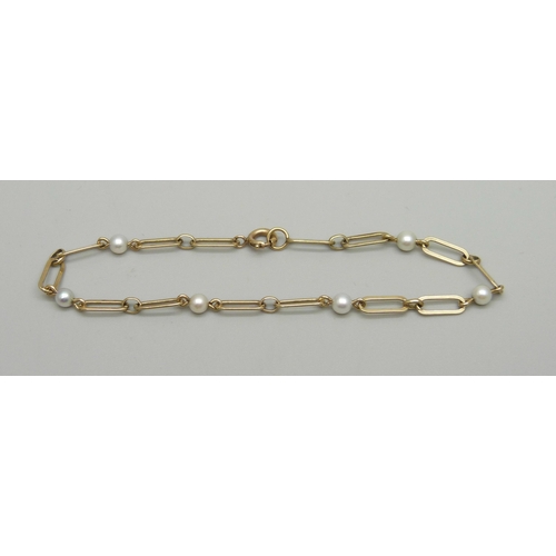 912 - A 9ct gold and pearl bracelet, 2.9g