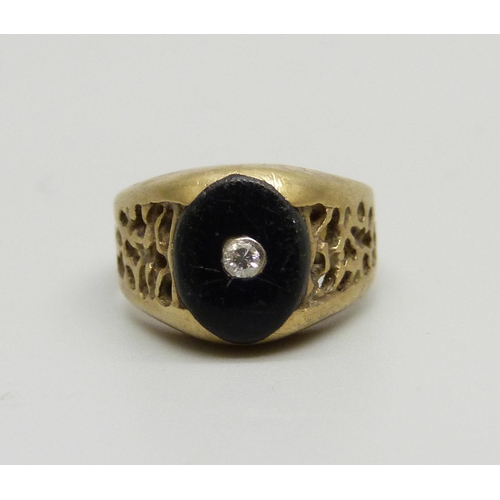 916 - A gentleman's small 9ct gold, diamond and onyx signet ring, 3.7g, J