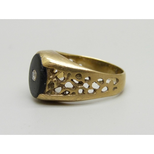 916 - A gentleman's small 9ct gold, diamond and onyx signet ring, 3.7g, J