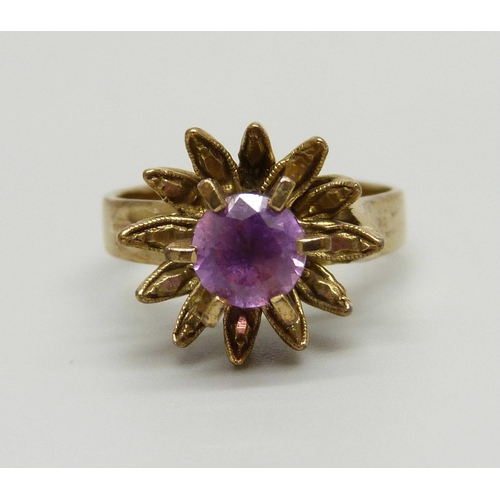 917 - A 9ct gold and amethyst solitaire ring, 4.8g