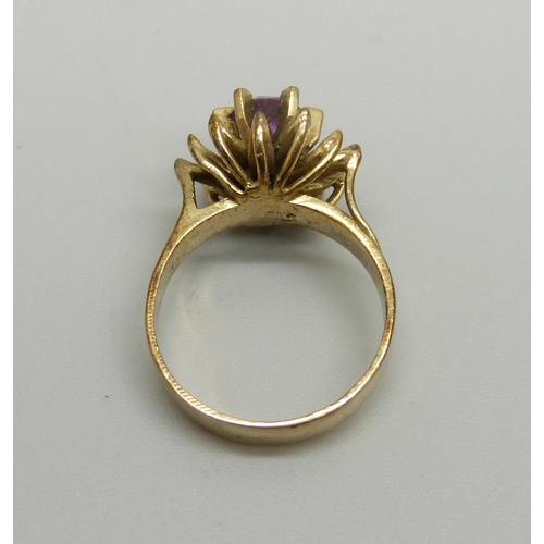 917 - A 9ct gold and amethyst solitaire ring, 4.8g