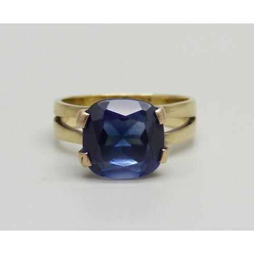 918 - A 9ct gold, blue stone solitaire ring, 4g