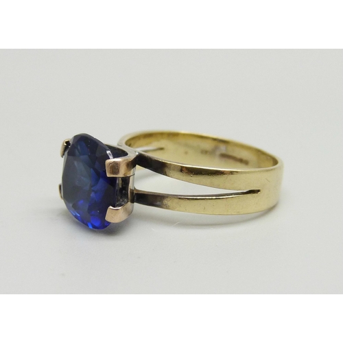 918 - A 9ct gold, blue stone solitaire ring, 4g