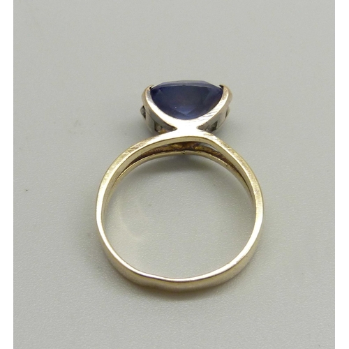 918 - A 9ct gold, blue stone solitaire ring, 4g