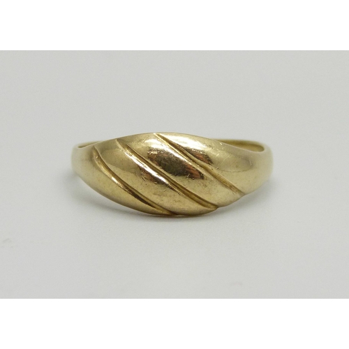 920 - A 9ct gold ring, 2.3g, O