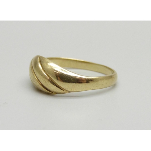 920 - A 9ct gold ring, 2.3g, O