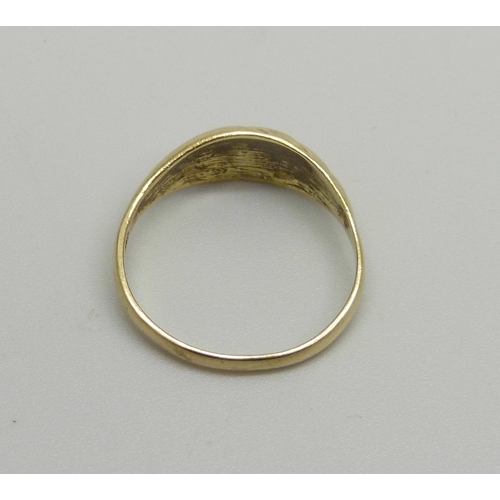 920 - A 9ct gold ring, 2.3g, O