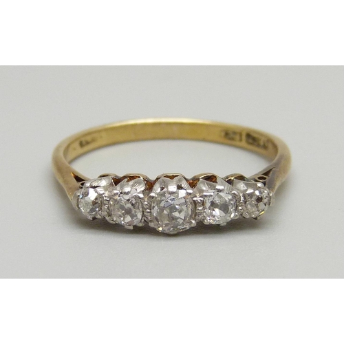 923 - An 18ct gold, five stone diamond ring, 0.5carat diamond weight, 2.5g, O