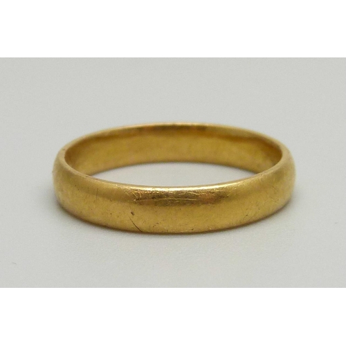 933 - A 22ct gold wedding band, 2.9g, J