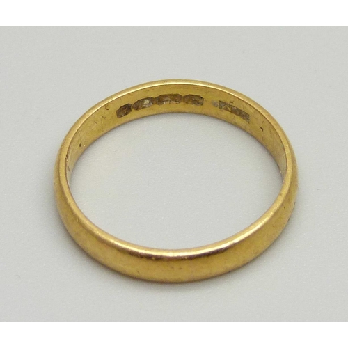 933 - A 22ct gold wedding band, 2.9g, J