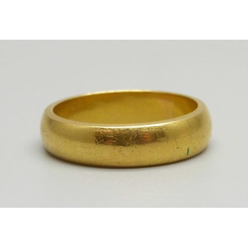 938 - A 22ct gold wedding band, 9.2g, Q