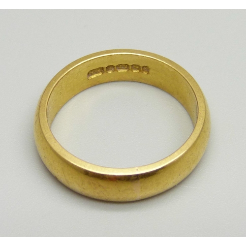 938 - A 22ct gold wedding band, 9.2g, Q